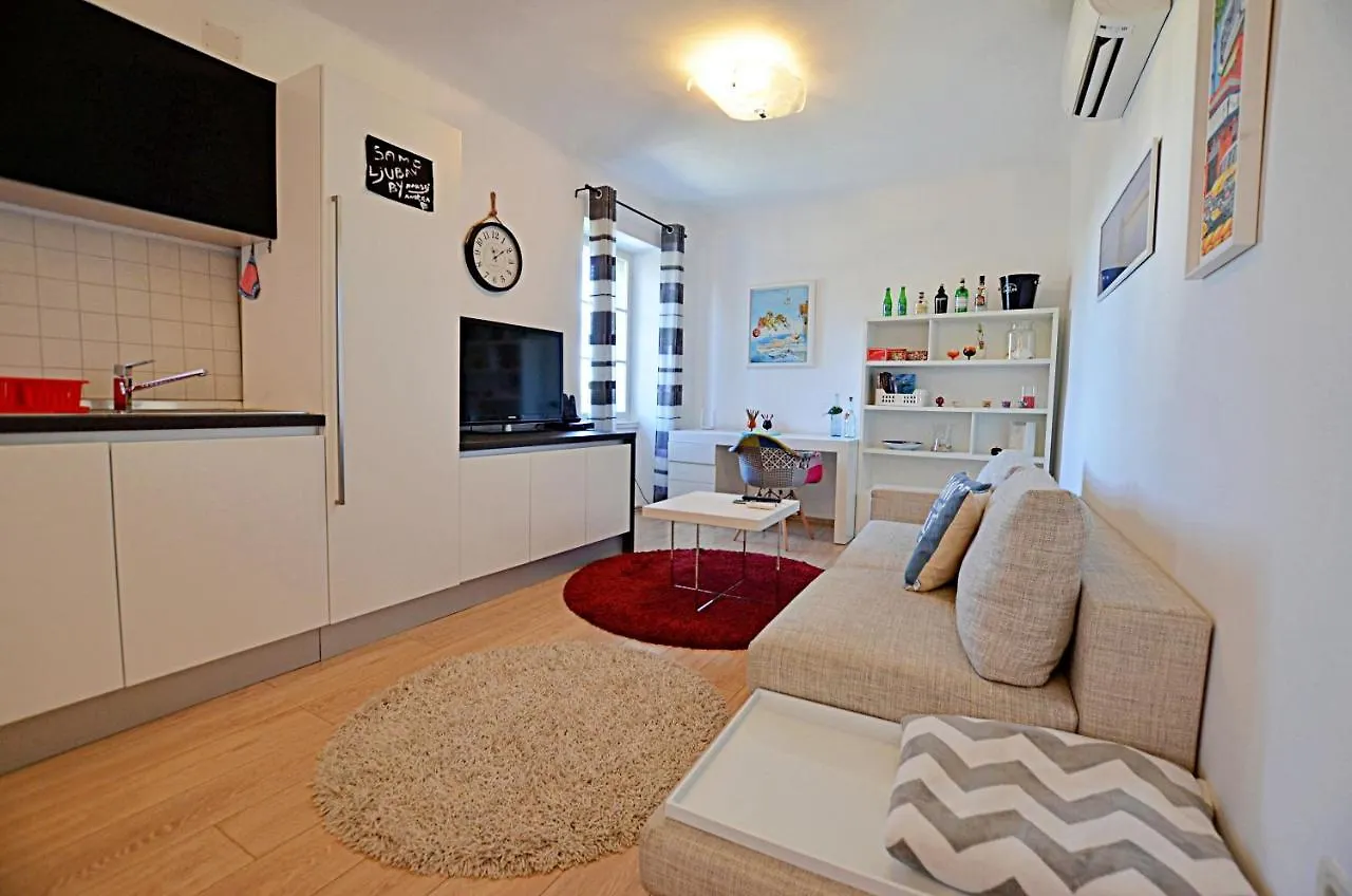 Seaview Apartment Andana 로비니